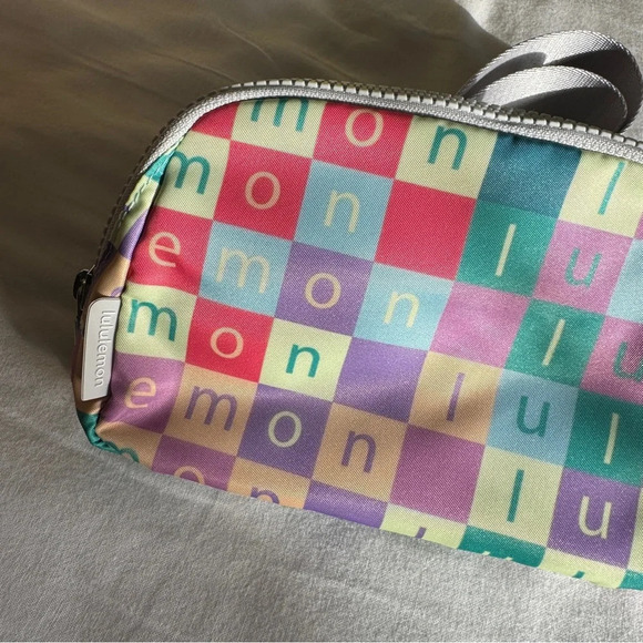🆕🌈 Lululemon Everywhere Belt Bag Checkered Moment Mini Multi Vapour - Picture 2 of 8